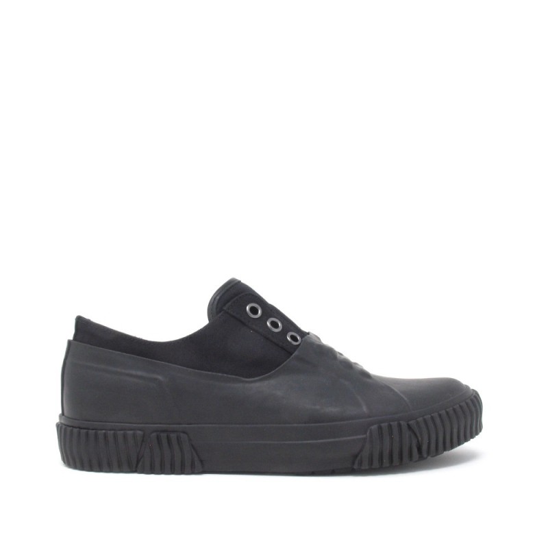 Low-top trainer